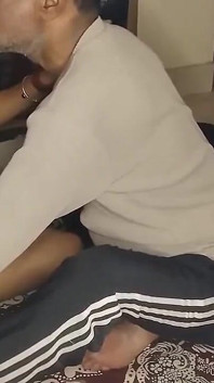 섹스 비디오 힌디어 오디오 의붓 삼촌과 아줌마 빨기 전희 핫한 젖탱이 젖꼭지 작은 보지
