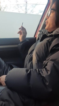 Cewek dengan besar ini lagi asik sambil pakai celana kulit mobil