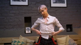 Ragazzo dai capelli viola