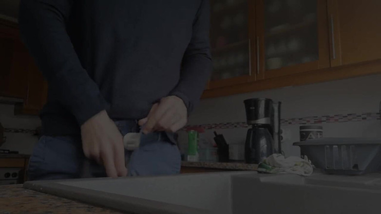 Rafael Torreano: Masturbarse Quicky con corrida en el fregadero de la cocina