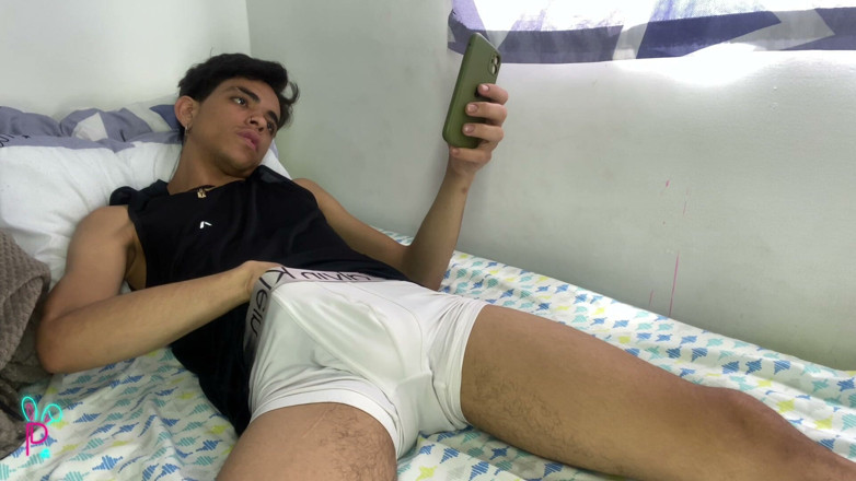 Isak pervert: Idaman Latin dan zakar besar penuh dengan susu