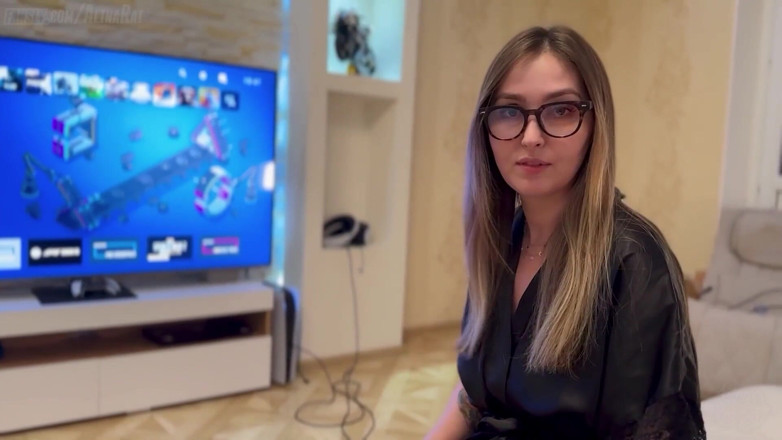 Alina Rai: Nevlastní syn šuká macechu, zatímco ona je ve virtuální realitě