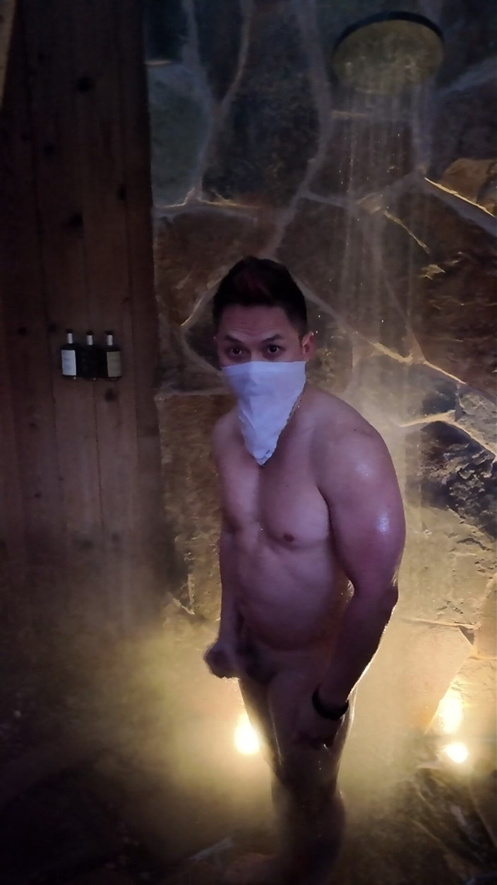 Barenakedmuscles: 裸のアジア系マッスルハンク・ドーン 屋外シャワーフレックス - 太い上腕二頭筋、6パック腹筋、Vテーパー 背中と大きな射精
