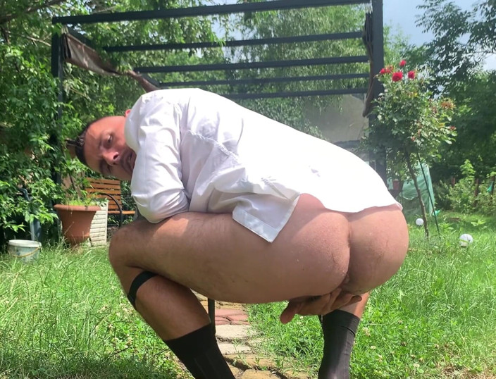 Werther1: Gentlemen piscia all'aperto e mostra il suo culo