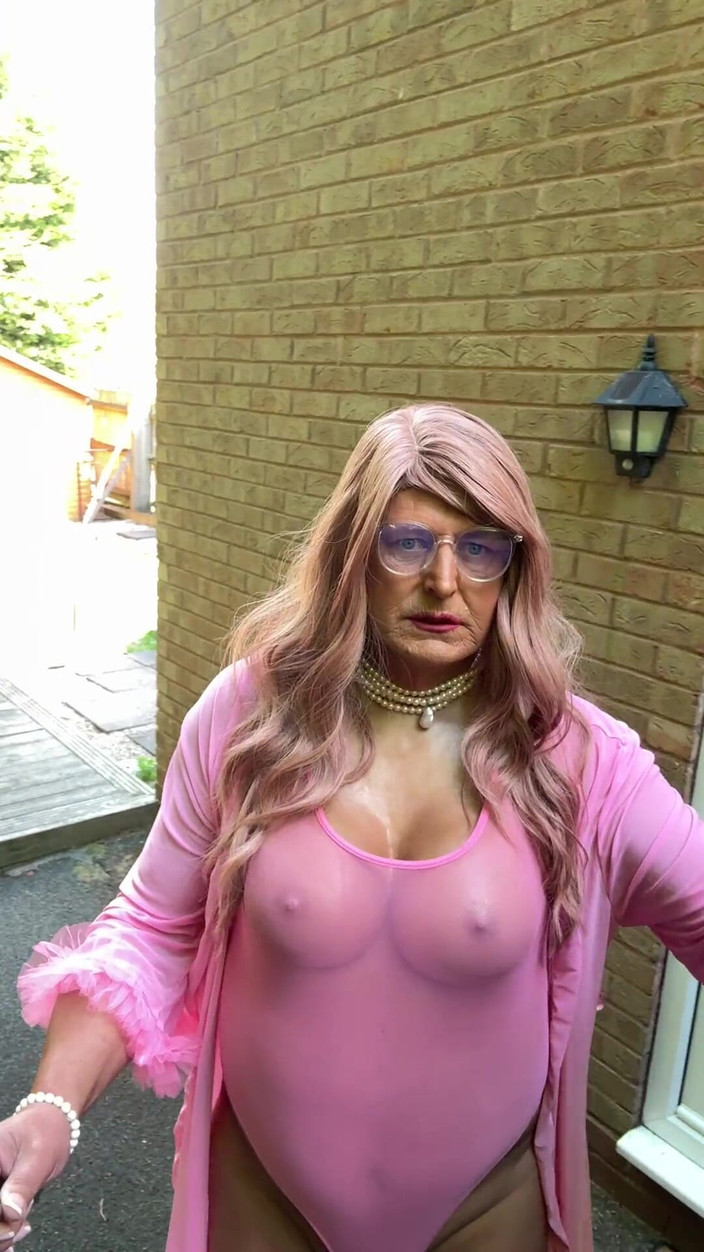 Kellycd2022: Crossdresser sexy Kellycd2022 în ciorapi și tocuri cu costum roz