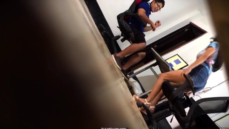 Rorono4zhot: मैं अजनबी के साथ अपने दोस्त की जासूसी करती हूं