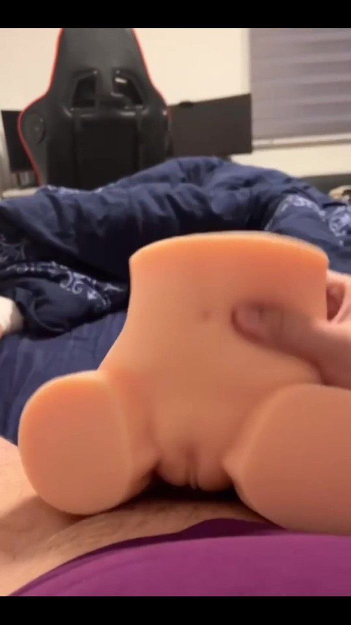 Hotlover1995x: 내 장난감 보지를 두근 두근