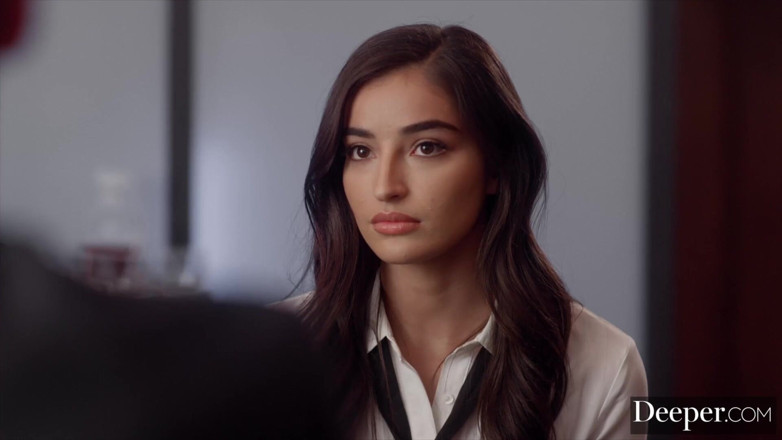 Deeper: Profunde. Iubitul starletei Emily regretă că a fost încornorat