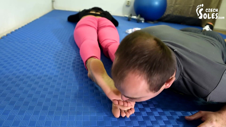 Czech Soles - foot fetish content: Gym tränare luktar sin klients sexiga fötter och stinkande strumpor