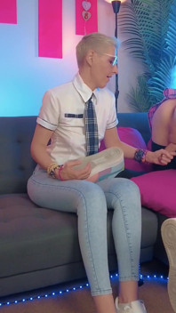 Sexy holka s krátkými vlasy dojí svůj femboy na růžovém polštáři - CELÉ VIDEO 4K