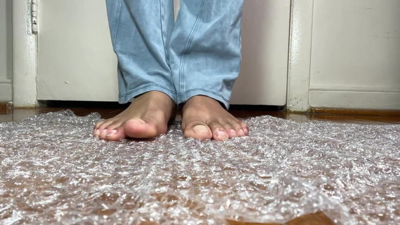 Pink Foxx: Pink Foxx pops bubble wrap s nohama