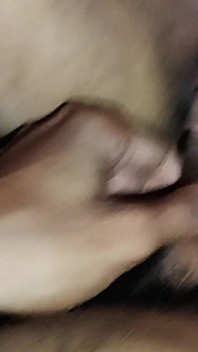 Chica india del pueblo disfrutando del sexo en la cama