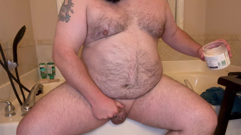 Chubby Freak: 穿孔和纹身的微胖爸爸插入肛塞并缓慢抚摸他的柔软小鸡巴