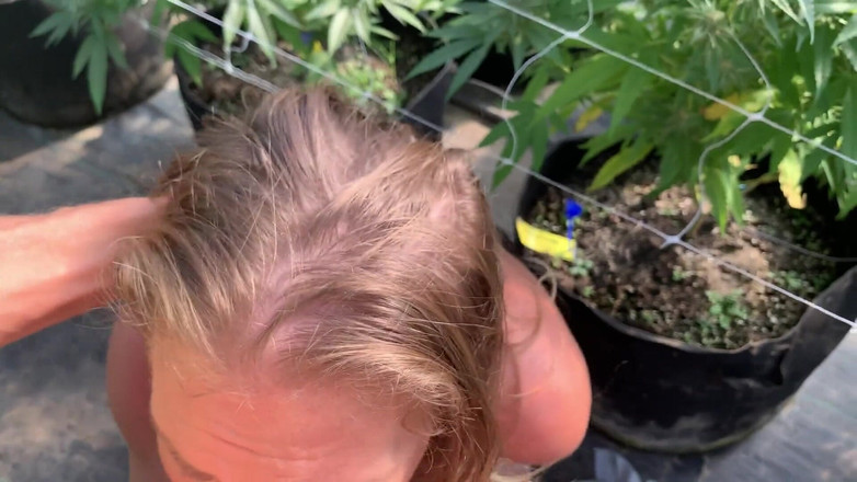 Farmers Wifey: Služka saje zahradníka, dokud se nevystříká a chčije na obličej...