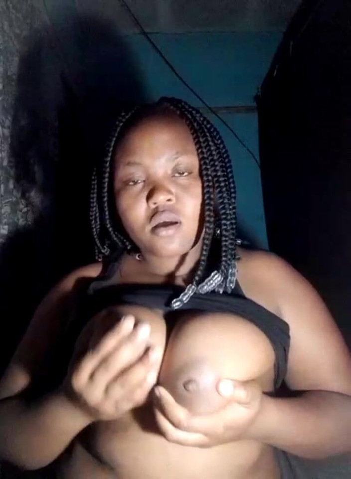 Mahali: Dis-moi à quel point tu aimes mes gros seins et mon...