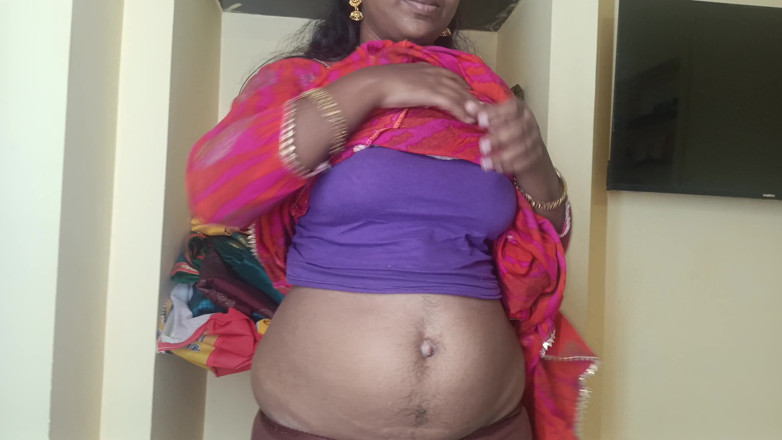 Laxi ammu: Ama de casa mostrando lindo pecho para su hermanastro