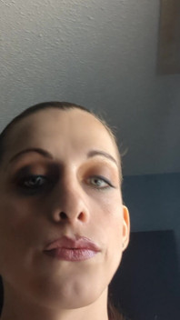 Garota trans sexy mostrando sua pele lisa e peitos empinadas