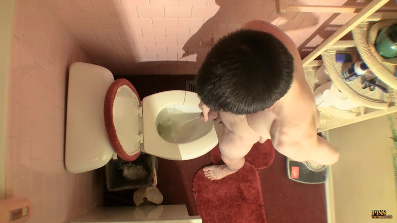 Piss Twinks: Ragazzi bagnati e disordinati giocano a piscio