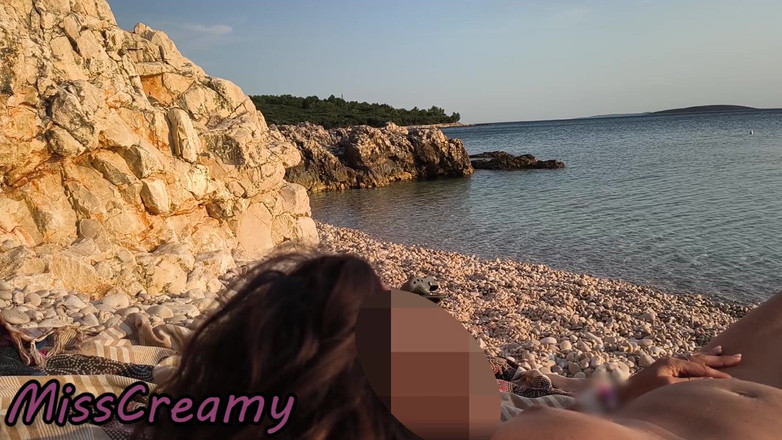 Miss Creamy: Sesso rischioso in una spiaggia nudista in Spagna: viene toccata...