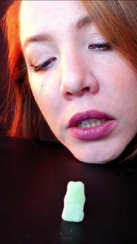 Giantess Slurping - ไม่มีทางหนีจากการดูดริมฝีปากอวบๆ