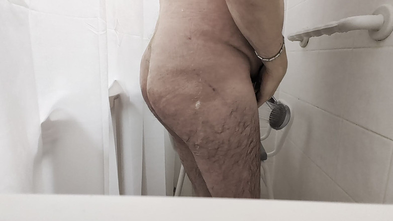 Cj43: Visar upp min kropp medan jag duschar