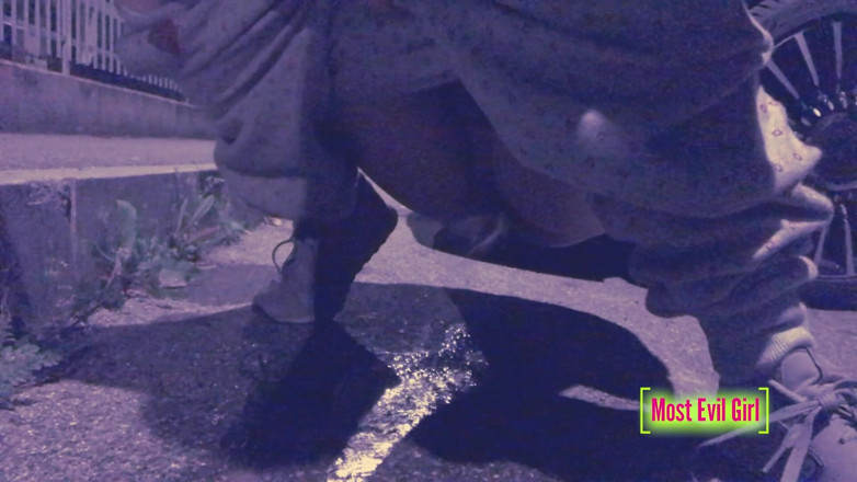 Most Evil Girl: Gadis sange ini lagi asik kencing di tempat parkir malam-malam...