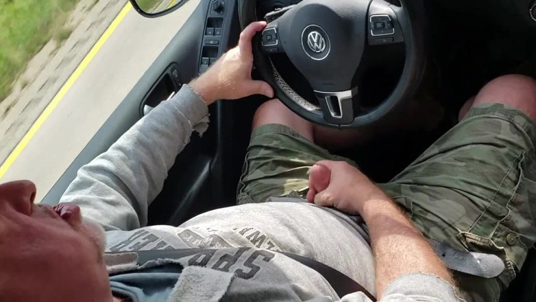 beardaddychub: Bär wichst und kommt im fahrenden auto