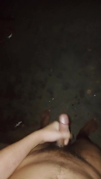 Menunggu ayah tiri dalam gelap. Pancutan mani di Jalan!