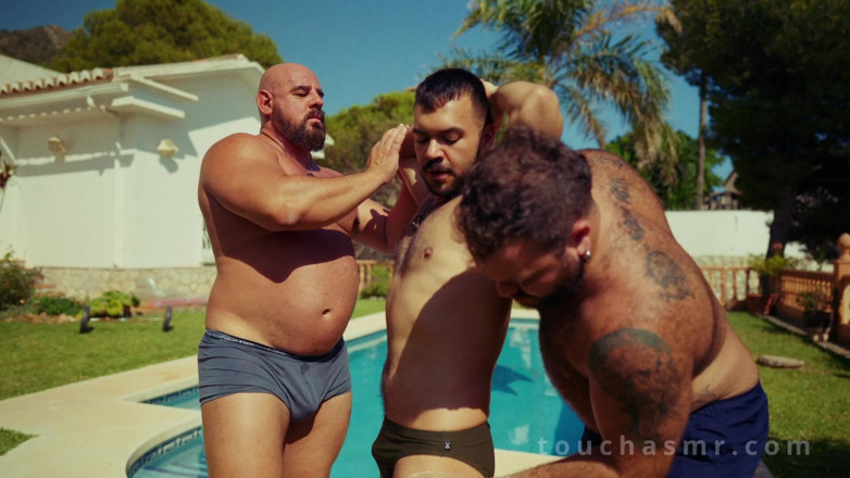 Charlie Ferreira: Colocando creme de sol em dois grandes ursos bonitos massagem...