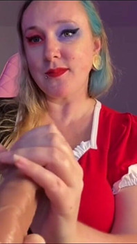 Harley Quinn fait une branlette