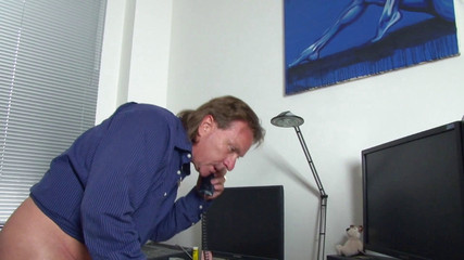 Italian Vintage Porn: Sekretärin fickt mit tätowierter brünette und ihrem ficker