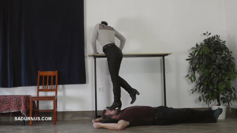 Sadurnus: Sydney Zermalmte Das Gesicht Einer Sklaven Mit Einem Stiefel