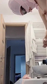 大きなお尻、毛深い猫、巨乳、大きなお尻を持つラティーナ。ムラムラした熟女は、うめき声でストリップし、自慰行為をします。