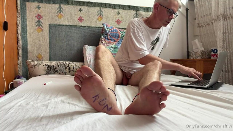 Chris Ftlvr: 2 hodiny živého masturbace a sperma na nohou