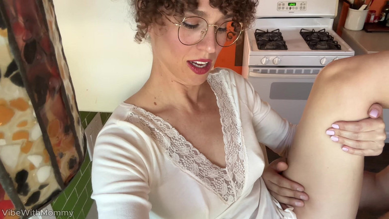 VibeWithMommy: Une belle-mère vlogger excitée se fait baiser par un étudiant