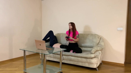Petite Princesses Femdom: 레깅스를 입은 게이머 소녀 소피 - 무지한 풀급 페이스시터