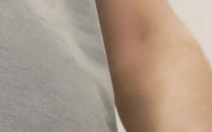 Amreis: 내 하드코어 자지를 하루 종일 따먹어. 나는 하루에 세 번 내 공을 비운다.