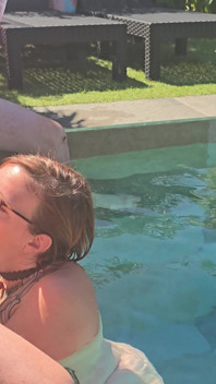 3 mecs sexy me baisent au bord de la piscine