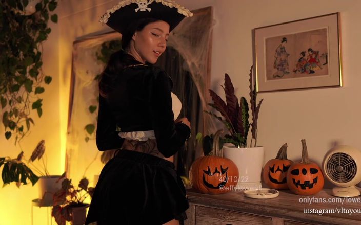 Effy Loweell studio: Effy одетая как сексуальная пиратская модель ее идеальное тело и показывает тебе ее красивые сиськи латины