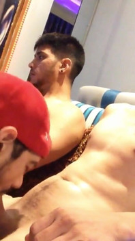 Mis 2 amantes reciben una mamada grupal legendaria