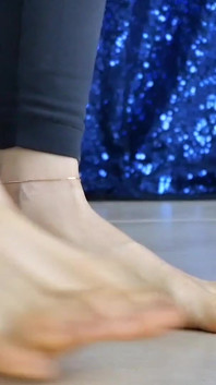 Asmr Crush Barefeet: Piglet