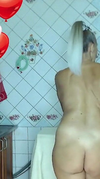 La calda casalinga lukerya sogna l'estate in cucina