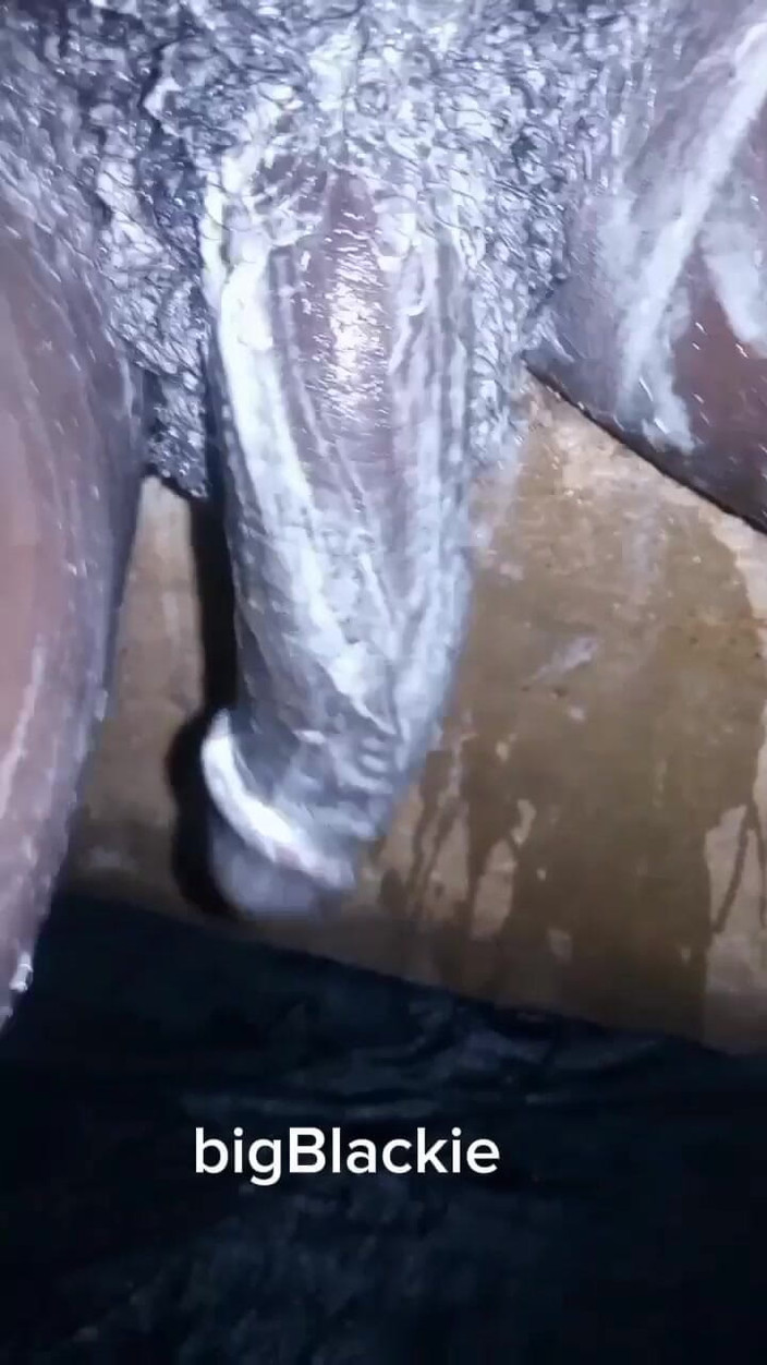 bigBlackie699: Bigblackie zevk için büyük siyah yarağımla tıraş oluyor ve mastürbasyon...