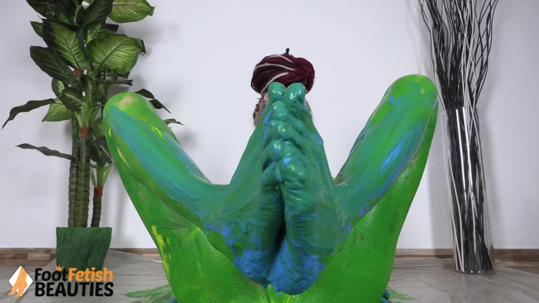 Foot Fetish HD: De kleurrijke yoga van een getatoeëerde tengere lieverd thuis