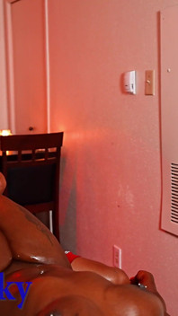 Oneway gibt eine meisterhafte sinnliche massage auf einer dunkelhästigen schönheit