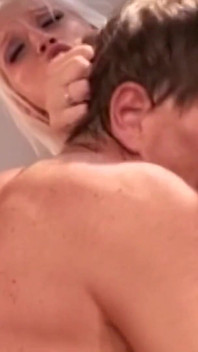 Sie hat zu viel geile energie, aber ihre gedehnte MILf-muschi passt vier finger
