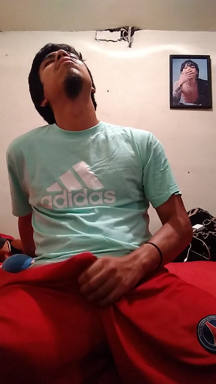 AlexAlejandro13: このショーツを少しずつ脱がしてチンポが硬くなるように