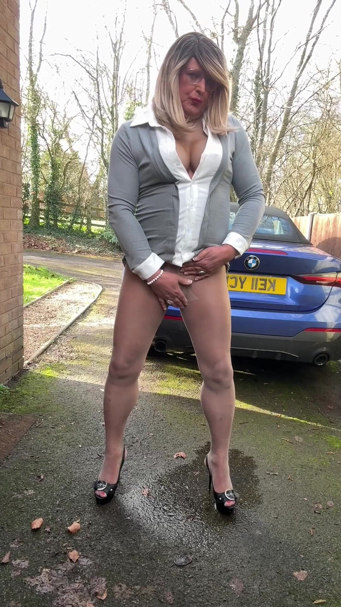 Kellycd2022: Sexy transvestiert kellycd2022 in grauer strumpfhose und absätzen