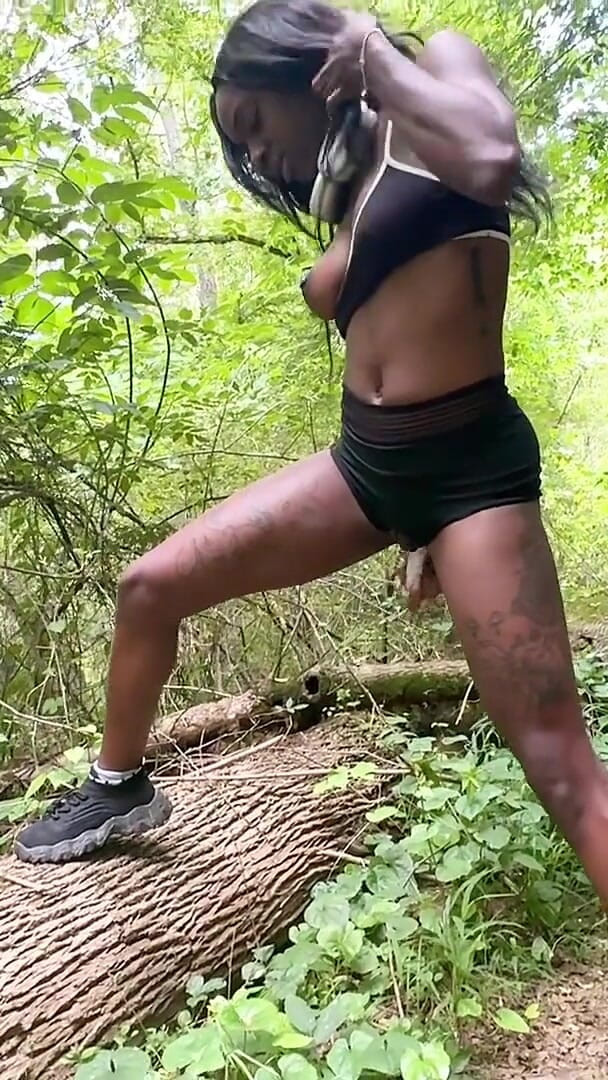 Outdoor Fun with Fat Pussy Ebony Majesty Nasty (Majesty Nasty)