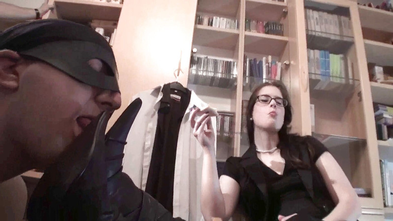 Femdom Austria: 여주인과 그녀의 노예가 점심을 먹어